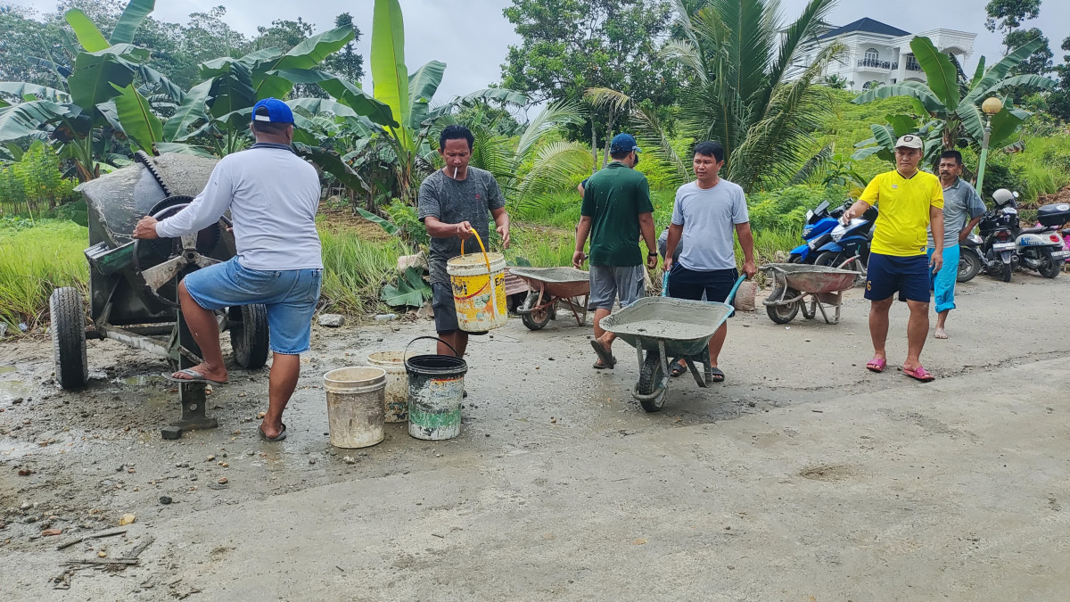 Kerja Bakti bersama Warga dalam Perbaikan Jalan umum  Secara Swadaya