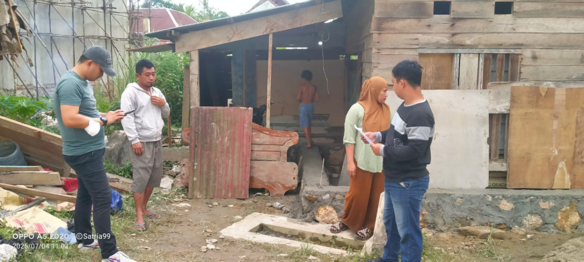Peninjauan lokasi bedah rumah tidak layak huni bersama Dinas Perumahan Kota Kendari