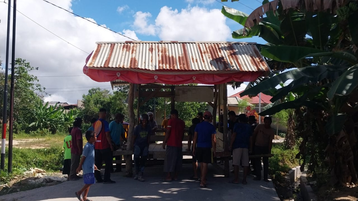 Gotong Royong Pemindahan Pos kamling RT 12
