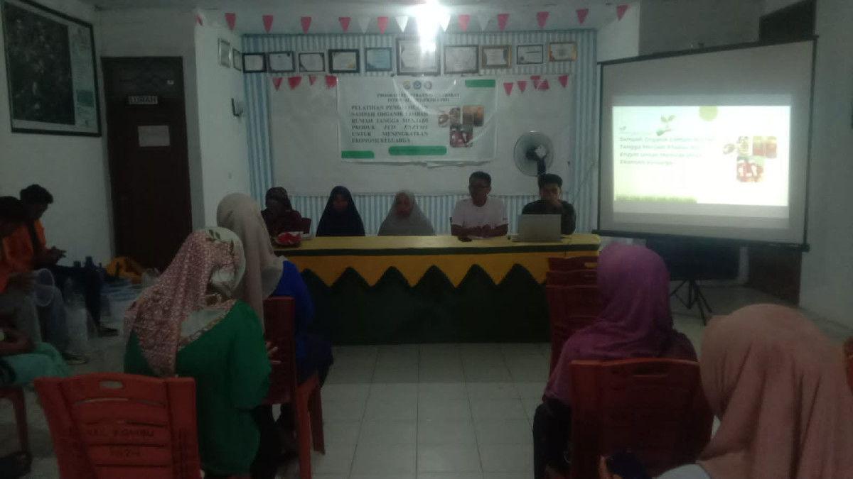Pelatihan Pengelolaan Sampah Organik Limbah Rumah Tangga menjadi Produk Eco Enzyme untuk Meningkatkan Ekonomi Keluarga"