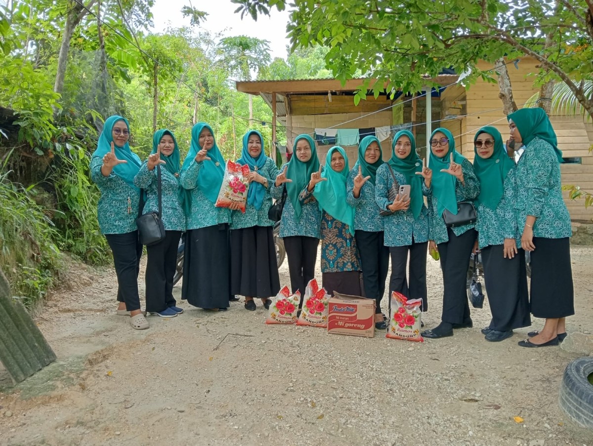 Kegiatan Anjang Sana PKK Kelurahan Mokoau Pada 7 Keluarga Pra Sejahtera