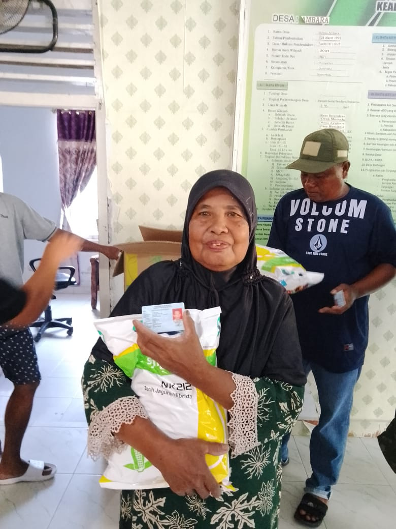 Penyerahan bantuan pangan berupa bibit jagung dan pestisida