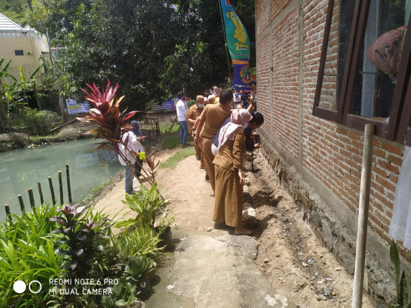 Budidaya ikan lele dan tanaman holtikultura kreativitas kelompok PIK Remaja dan BKR dikampung Keluarga Berkualitas Kelurahan Lekobalo Kecamatan Kota Barat
