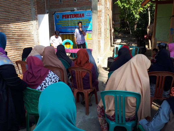 sedang memberikan penyuluhan
