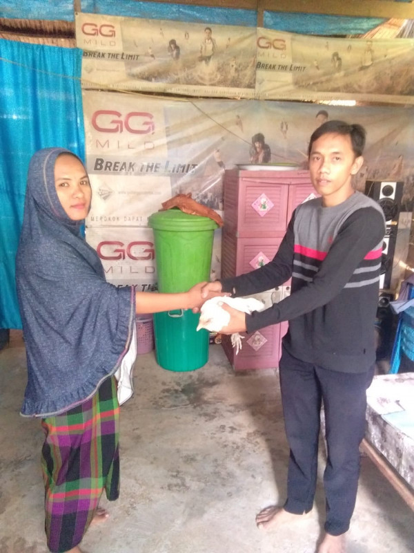 membrikan ayam kepada masyarakat