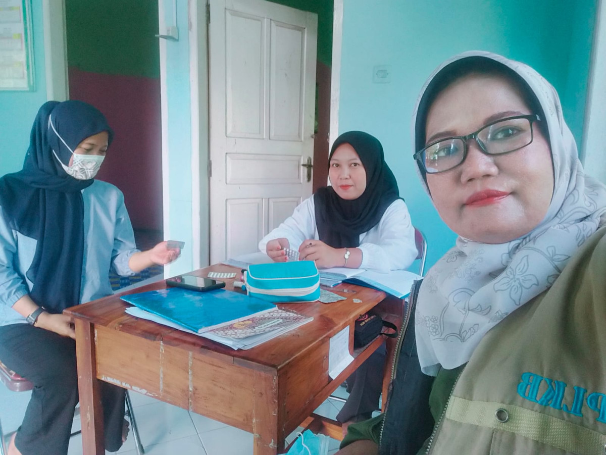 Pemantauan ketersediaan alat kotrasepsi di poskesdes totolisi sendana bersama bidan da penyuluh kb
