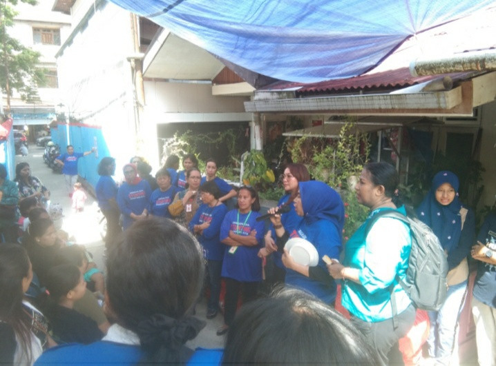 Foto ibu ketua TP PKK kecamatan Sirimau sedang memberi materi tentang isi piringku kepada orang tua balita